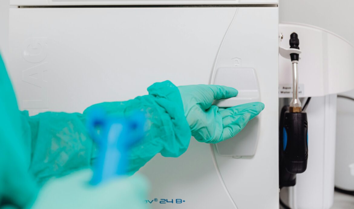 Sterylizacja narzędzi kosmetycznych a bezpieczeństwo klienta: co realnie zmienia standard